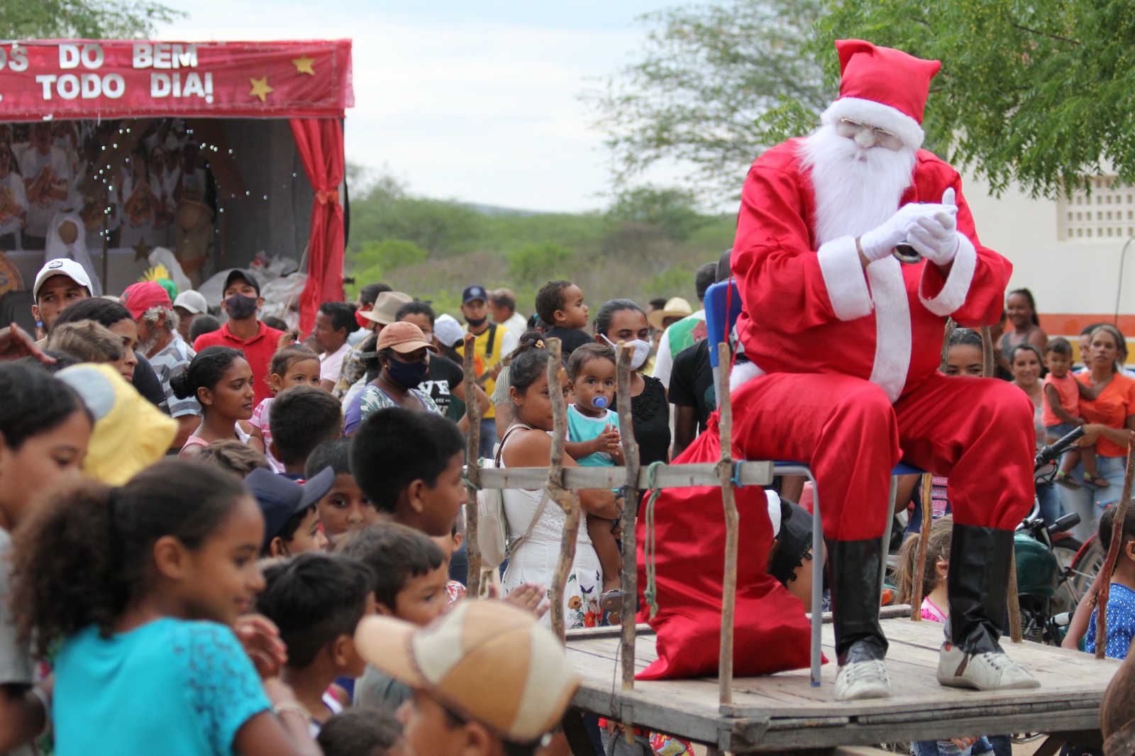 Distribuição de Natal: Amigos do Bem levam mais de 50 mil cestas básicas para o Sertão