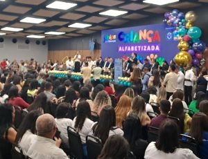 Amigos do Bem recebe Prêmio Escola Destaque 